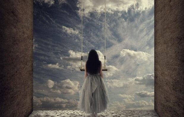 indipendenti ragazza e altalena