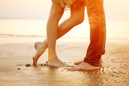 piedi di uomo e donna sulla spiaggia