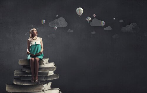 Donna seduta che legge e immagina