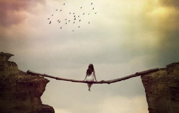 Donna-seduta-su-un-tronco