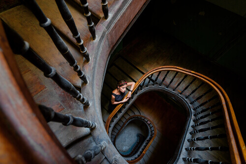Donna sulle scale a spirale