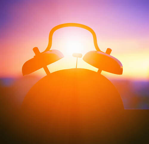 Oroliogio-alla-finestra-mentre-fa-giorno