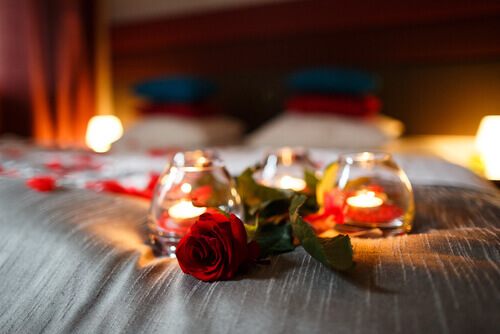 Rose-e-candele-su-un-letto