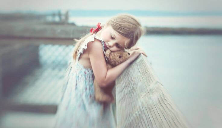 cicatrici bambina sul ponte abbraccia orsacchiotto di pezza