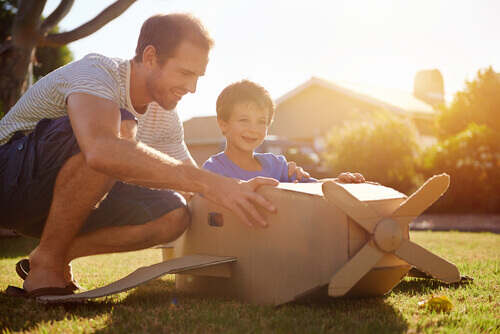 padre e figlio costruiscono aeroplano