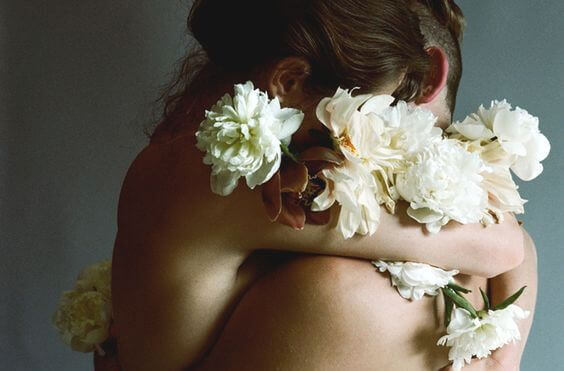 coppia-abbracciata-con-fiori