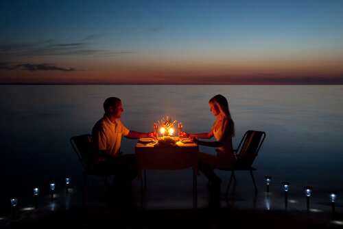 coppia che cena a lume di candela
