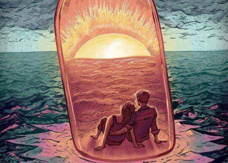 coppia dentro una bottiglia sul mare