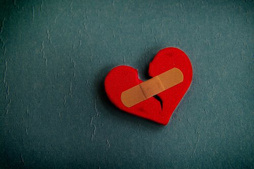 La mia ferita non si chiude perché è fatta di punti di sospensione