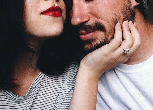 donna-accarezza-volto-uomo