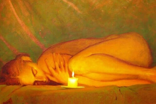 donna accovacciata vicino ad una candela