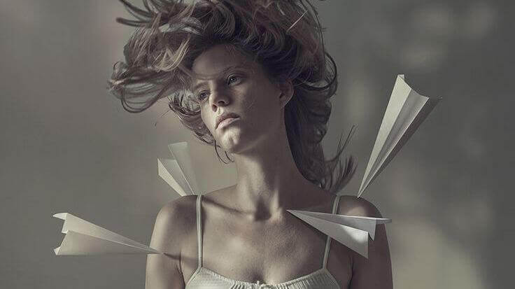 donna con aeroplanini di carta nel corpo