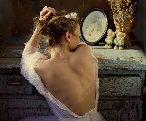 donna-con-schiena-scoperta