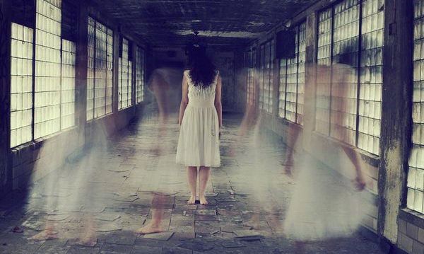 donna imprigionata in un corridoio