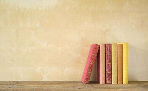 libri-ordinati-tavolo