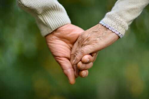 anziani si danno la mano