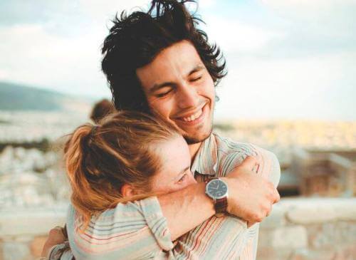 coppia si abbraccia