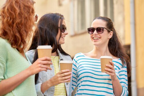amiche prendono un caffe