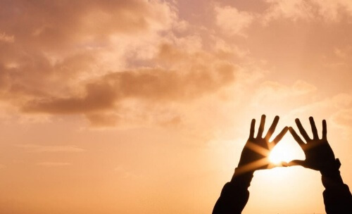 mani rivolte verso il cielo