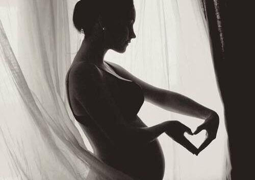 mamma crea cuore con le mani