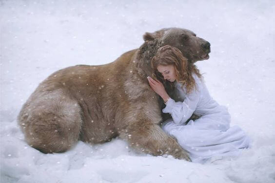 ragazza abbracciata a un orso