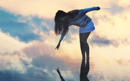 ragazza-segnala-sopra-l-acqua