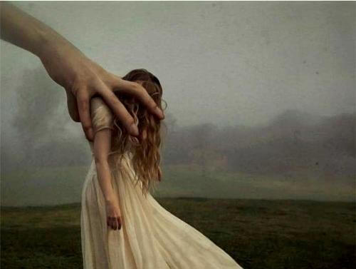 mano afferra corpo di ragazza