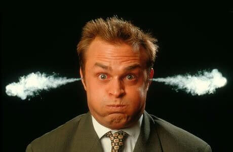 uomo con fumo dalle orecchie