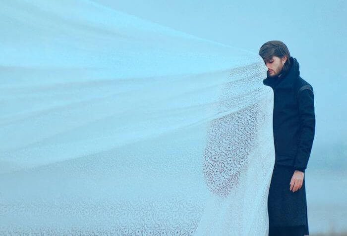 uomo-davanti-a-una-donna-con-velo-bianco