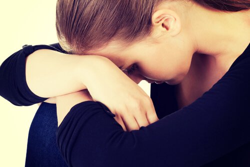 Donna confusa con la testa bassa