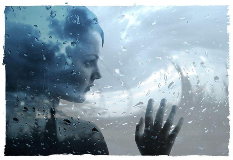 donna dietro a vetro bagnato