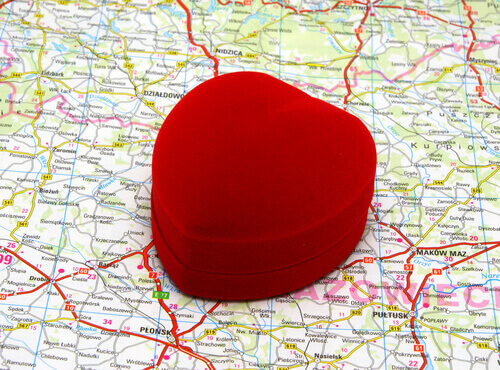 scatolina rossa a forma di cuore su mappa geografica