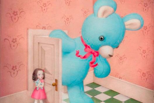 bambina-apre-la-porta-a-orso-gigante
