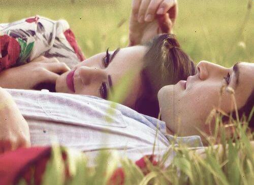 coppia abbracciata fonte della vita