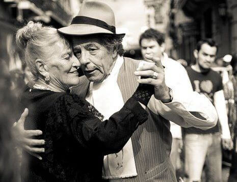 coppia-anziani-ballando