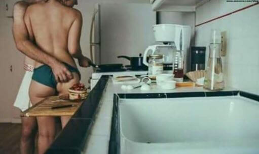 coppia in cucina