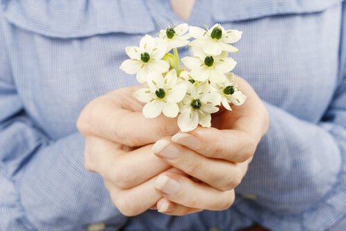donna con fiori in mano il perdono