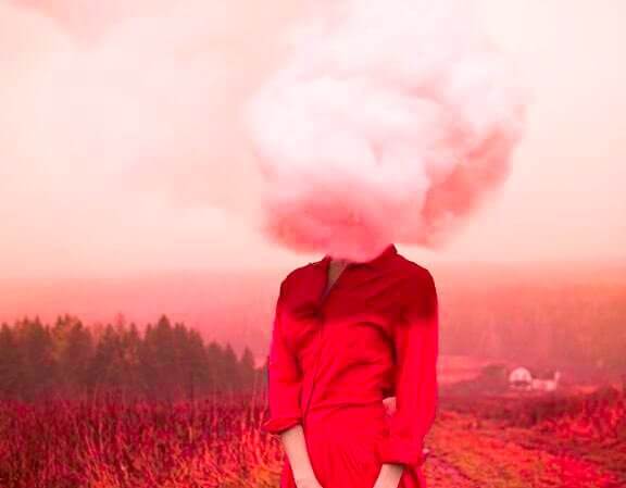 donna-in-rosso-con-nuvola-sulla-testa
