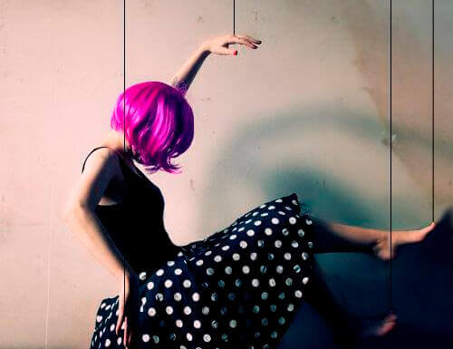 donna-marionetta-parrucca