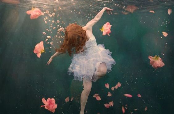 donna sott'acqua con rose fonte della vita