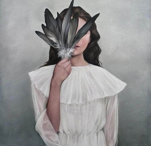 giovane-che-si-copre-il-viso-con-piume