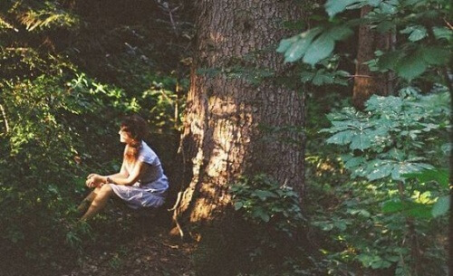 ragazza seduta sotto ad un albero