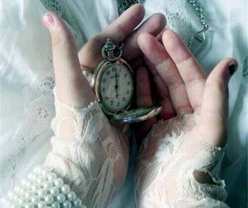 mani con orologio che marcano il presente