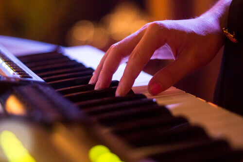 mano su un pianoforte