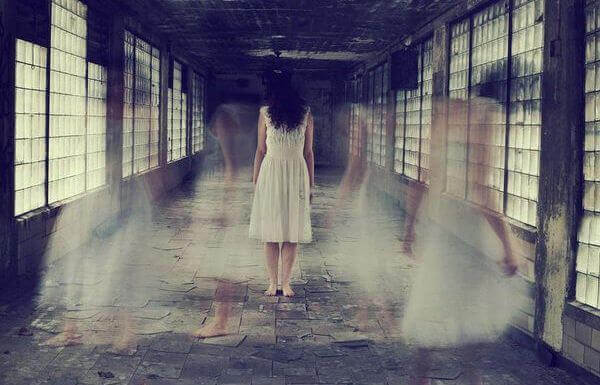 ragazza in una stanza