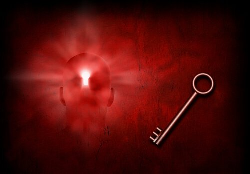 mente illuminata di rosso con serratura e chiave