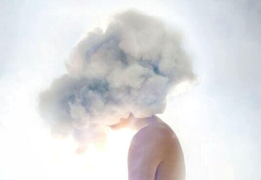 uomo con nuvole sulla testa