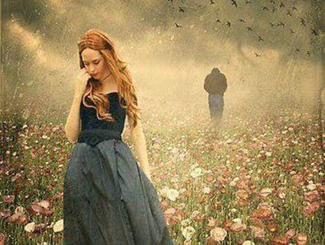 comunicazione assertiva uomo e donna si allontanano in un campo fiorito