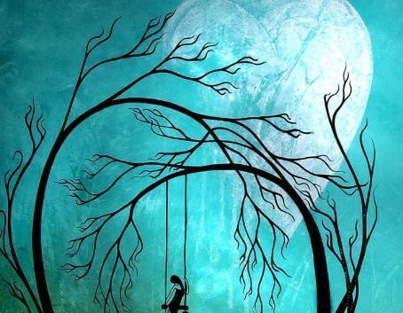 bambina su altalena in un bosco senza folglie