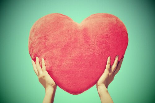 Mani-che-sorreggono-un-cuore